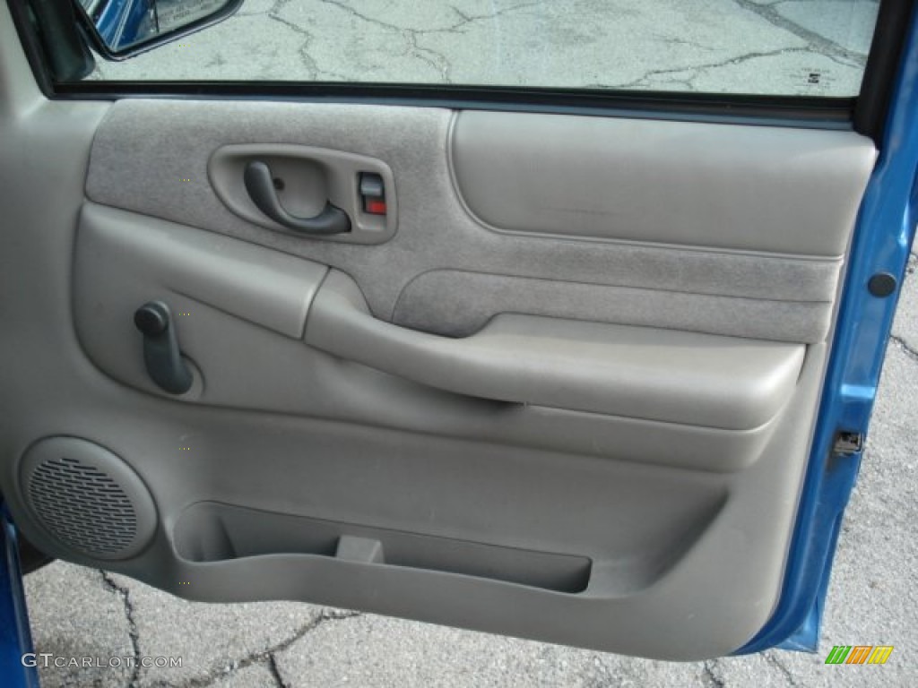 2002 S10 Regular Cab - Space Blue Metallic / Medium Gray photo #17