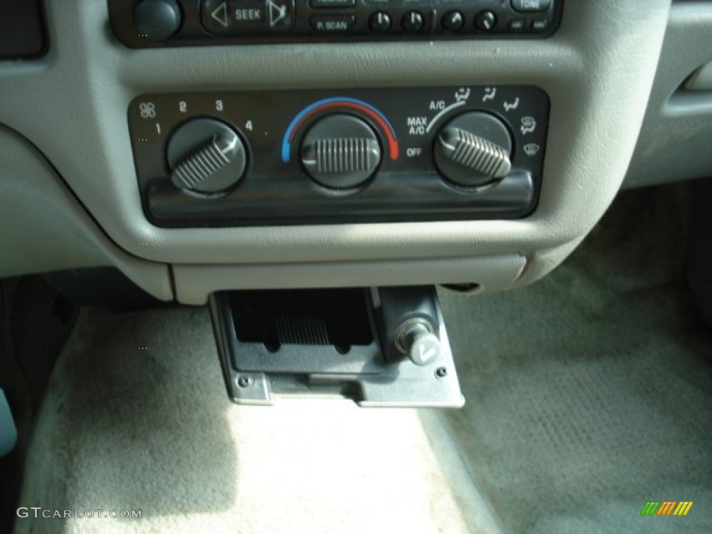 2002 S10 Regular Cab - Space Blue Metallic / Medium Gray photo #19