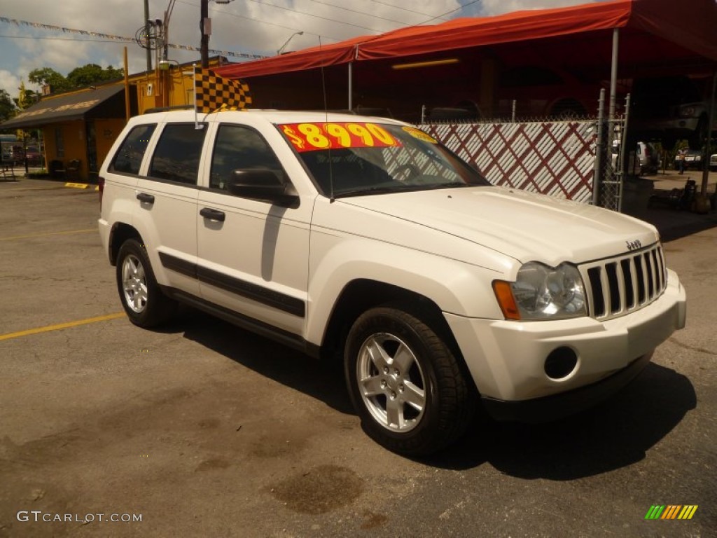 2005 Grand Cherokee Laredo - Stone White / Khaki photo #1