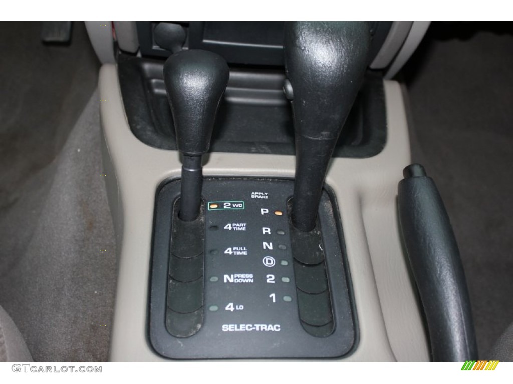 2003 Grand Cherokee Laredo 4x4 - Light Pewter Metallic / Taupe photo #25