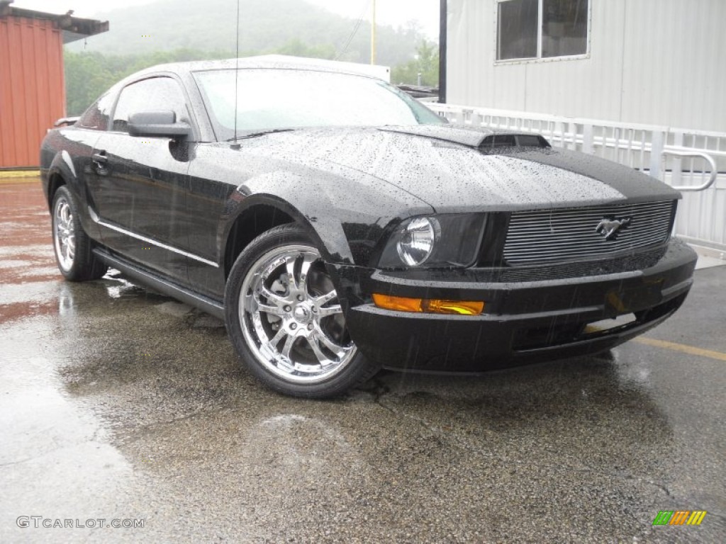 2005 Mustang V6 Deluxe Coupe - Black / Dark Charcoal photo #1
