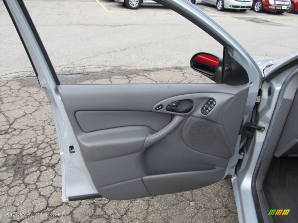 2003 Focus SE Sedan - CD Silver Metallic / Medium Graphite photo #5