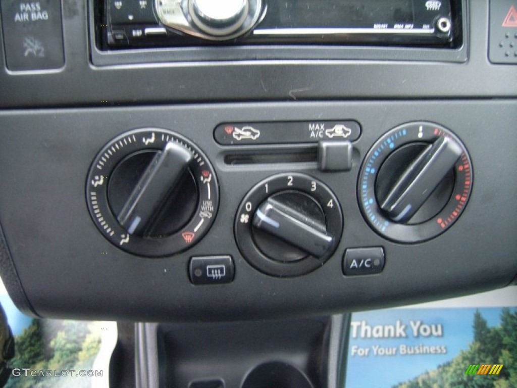 2009 Nissan Versa 1.6 Sedan Controls Photos
