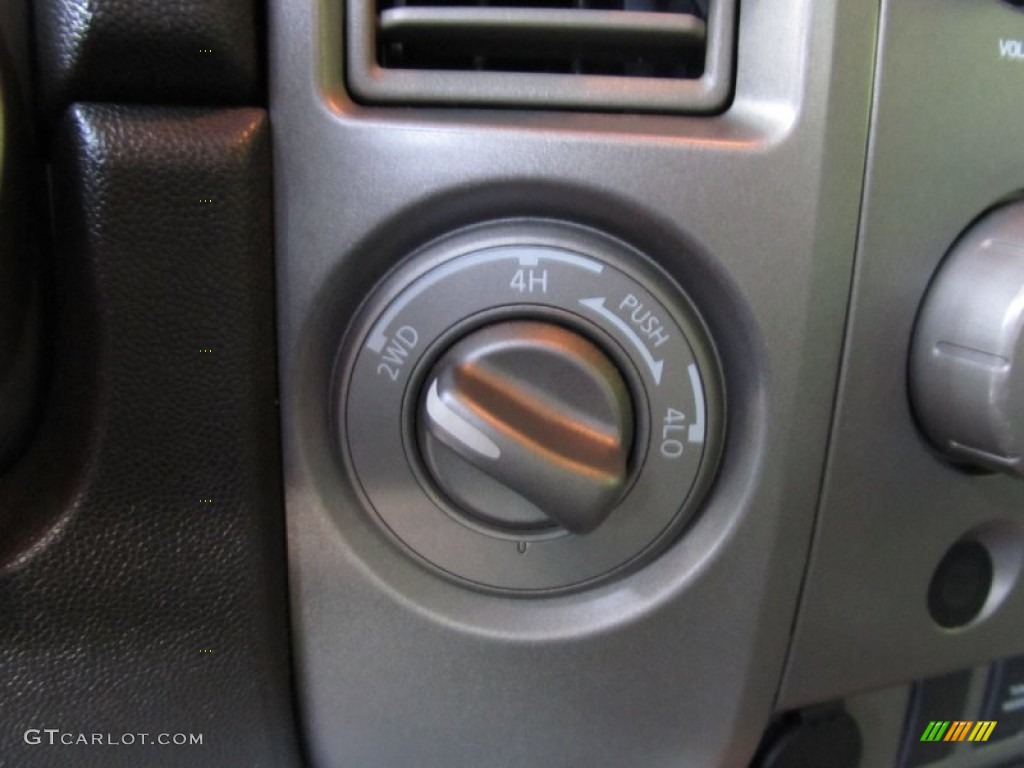 2006 Nissan Titan SE Crew Cab 4x4 Controls Photo #52151046