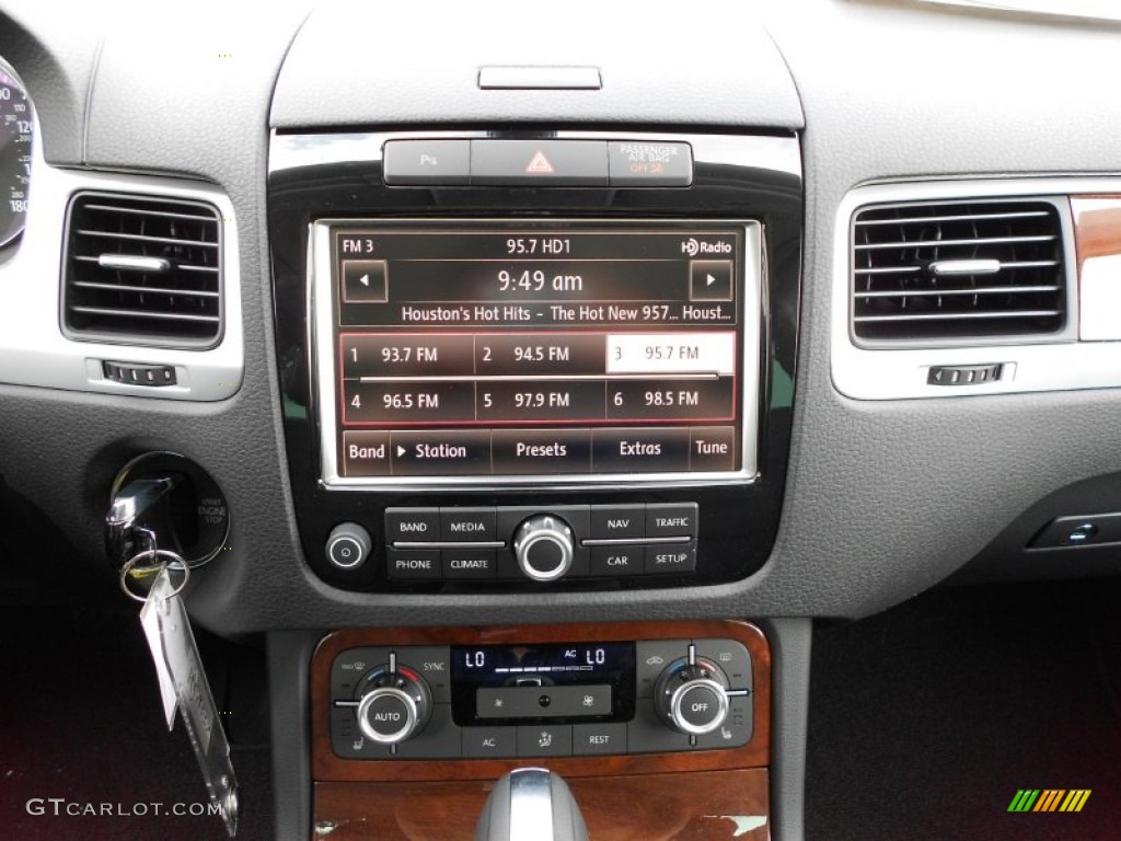 2012 Volkswagen Touareg TDI Lux 4XMotion Controls Photo #52175353