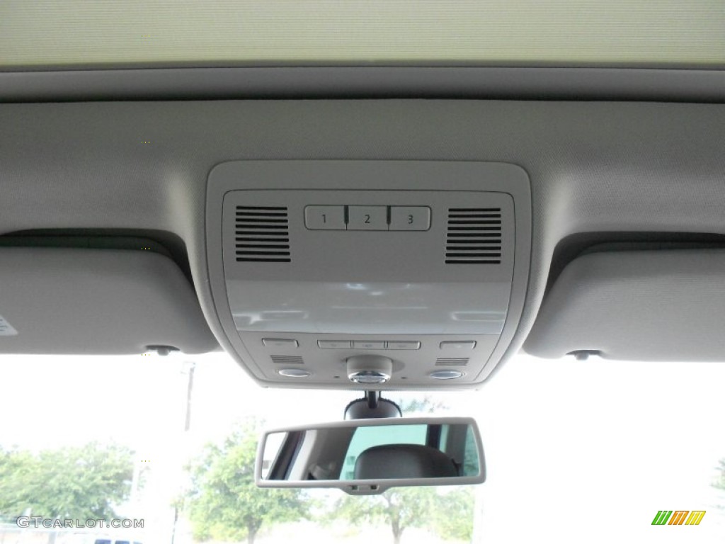 2012 Volkswagen Touareg TDI Lux 4XMotion Controls Photo #52175383