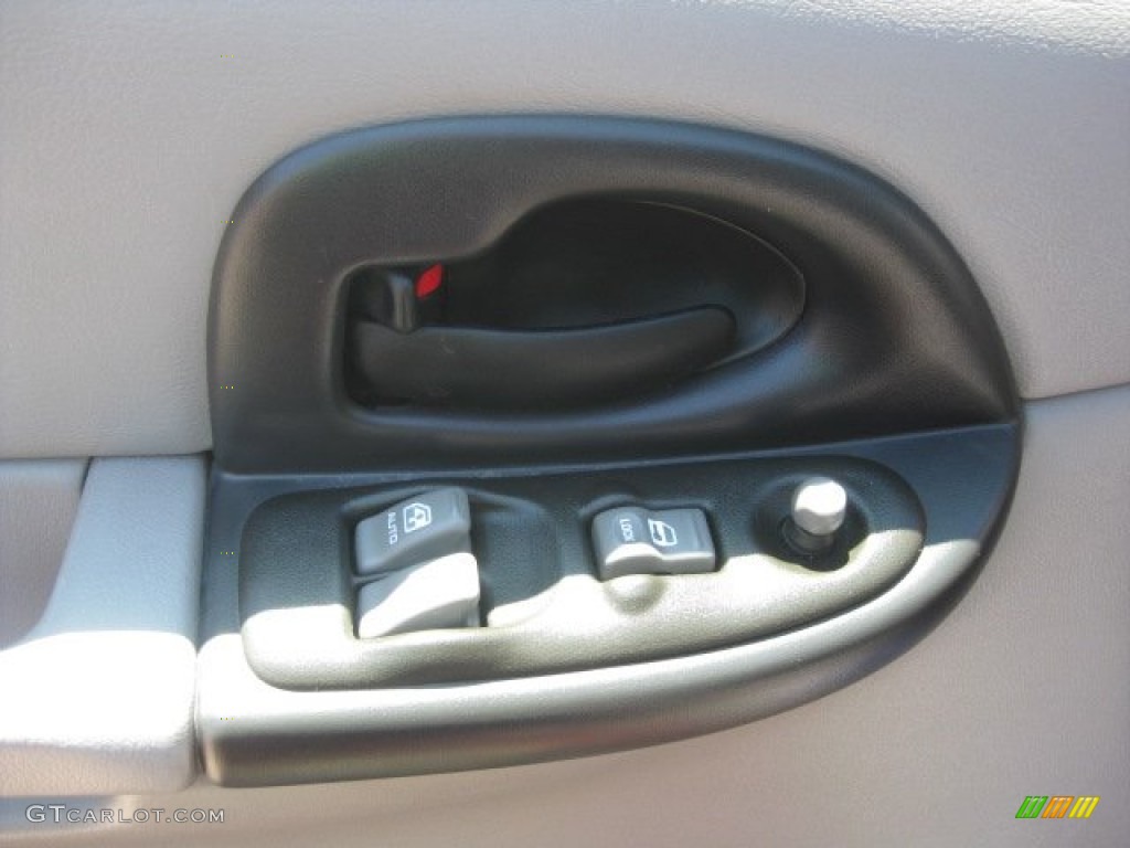 2004 Montana  - Sport Red Metallic / Gray photo #21