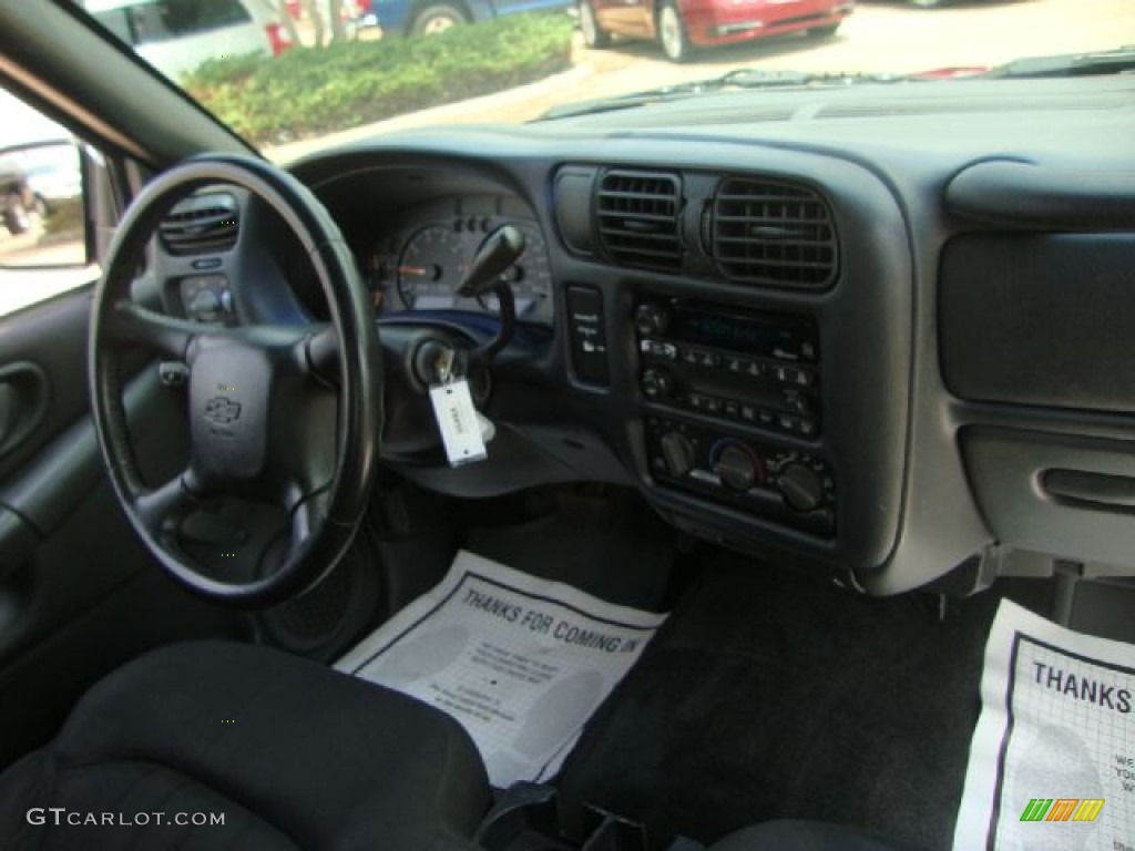 2003 S10 LS Extended Cab - Indigo Blue Metallic / Graphite photo #23