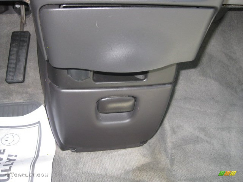 2004 Montana  - Sport Red Metallic / Gray photo #28