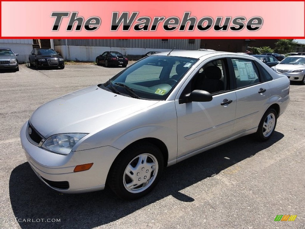 2005 Focus ZX4 SE Sedan - CD Silver Metallic / Dark Flint/Light Flint photo #1