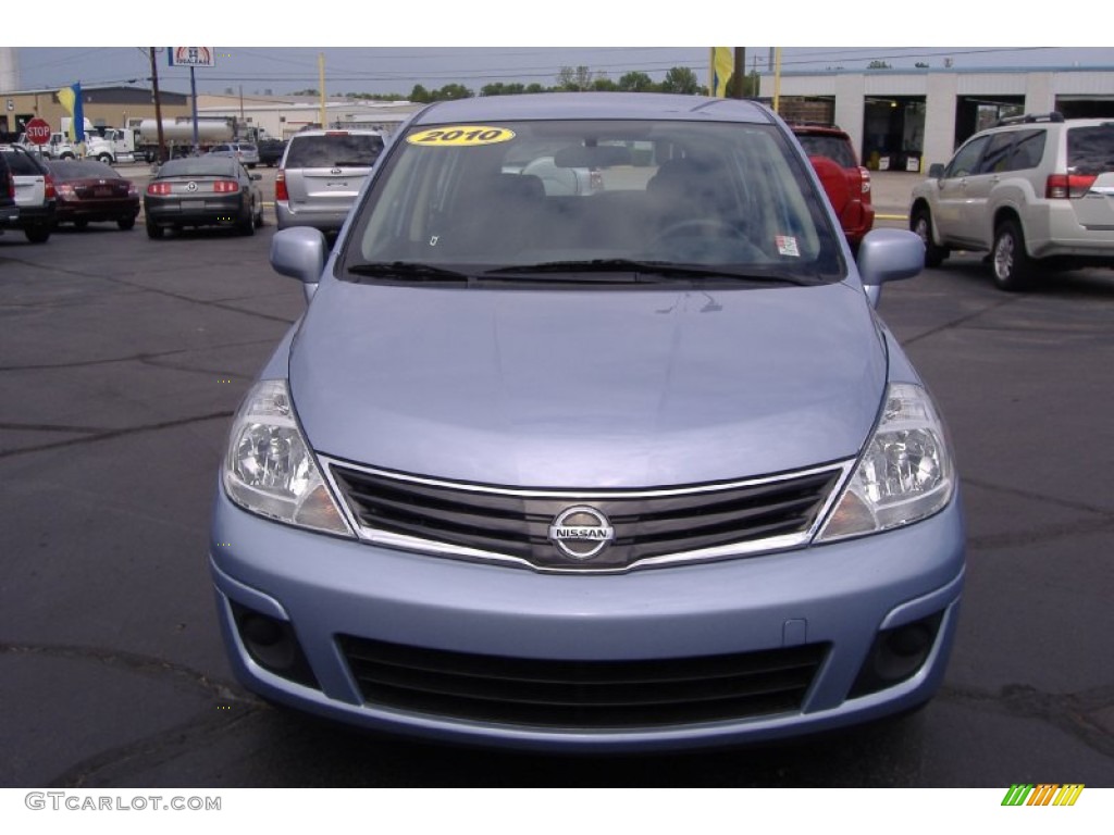 2010 Versa 1.8 S Hatchback - Arctic Blue Metallic / Charcoal photo #2