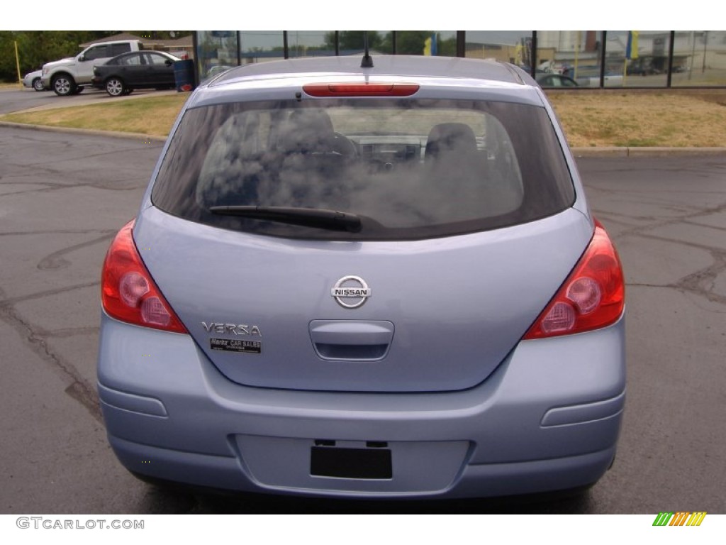 2010 Versa 1.8 S Hatchback - Arctic Blue Metallic / Charcoal photo #4