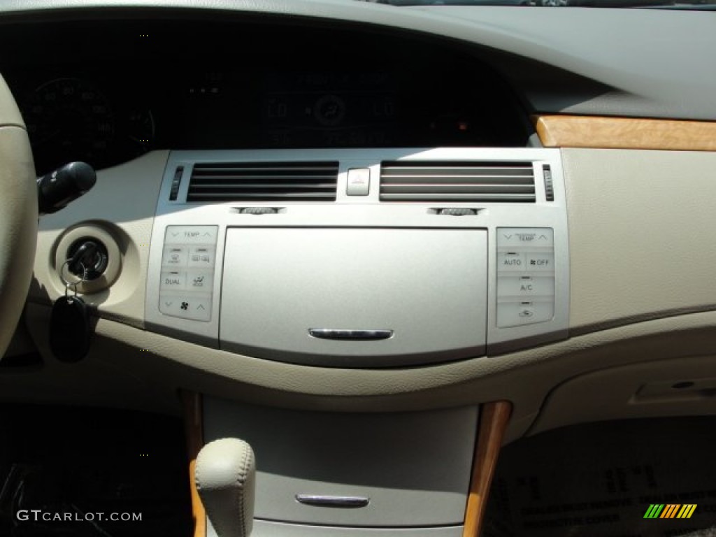 2006 Avalon XLS - Black / Ivory photo #11