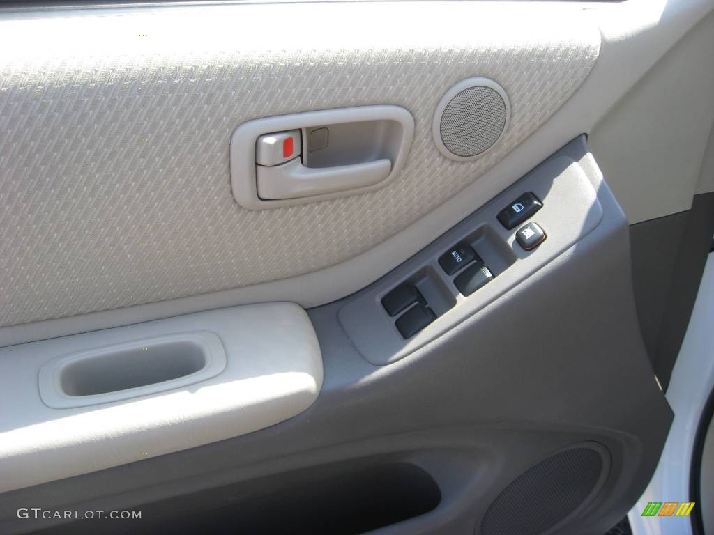 2004 Highlander V6 4WD - Super White / Ivory photo #14