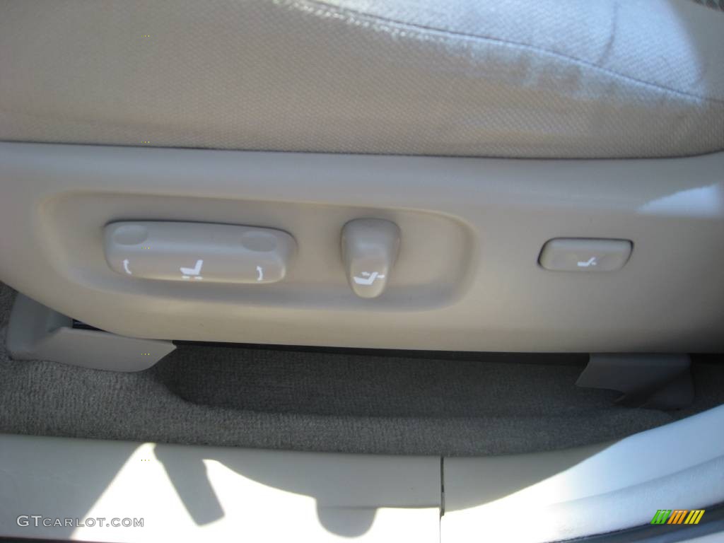 2004 Highlander V6 4WD - Super White / Ivory photo #15