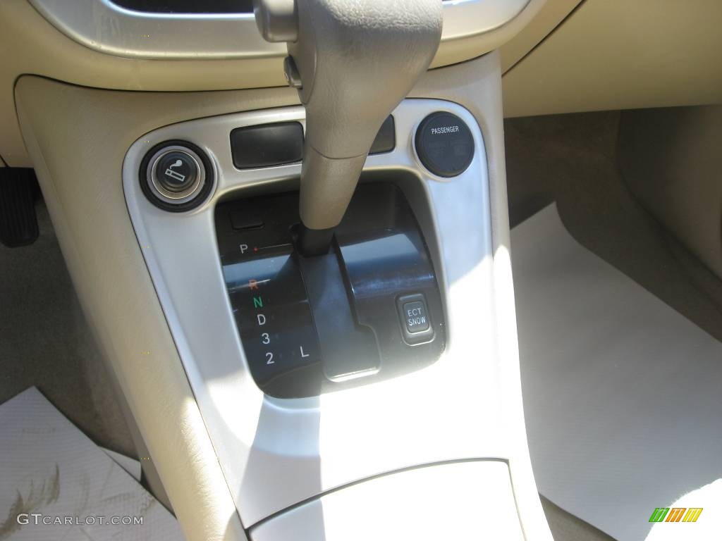 2004 Highlander V6 4WD - Super White / Ivory photo #17