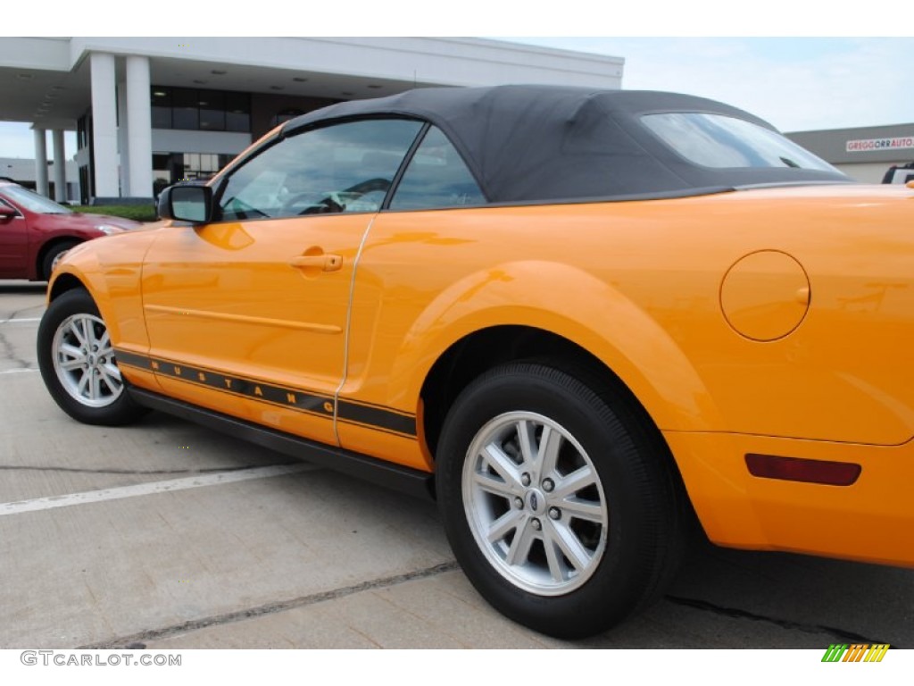2007 Mustang V6 Premium Convertible - Grabber Orange / Dark Charcoal photo #17
