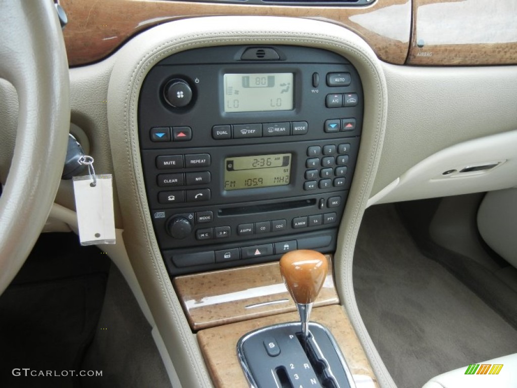2004 Jaguar S-Type 3.0 Controls Photo #52201681