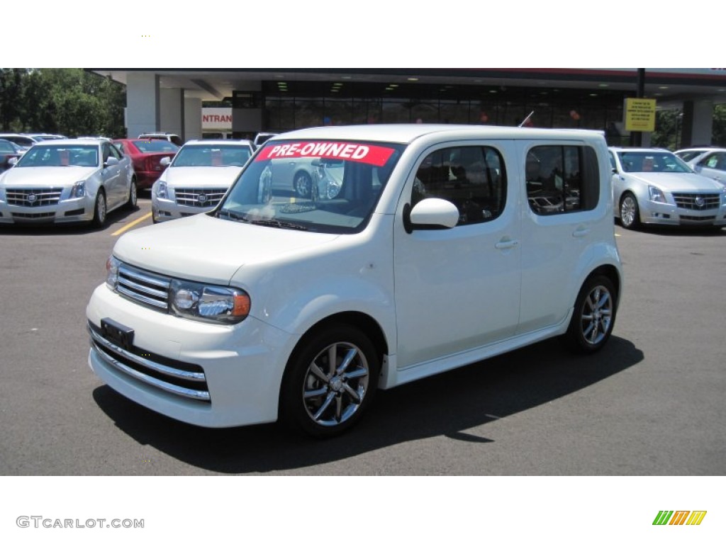 White Pearl Nissan Cube