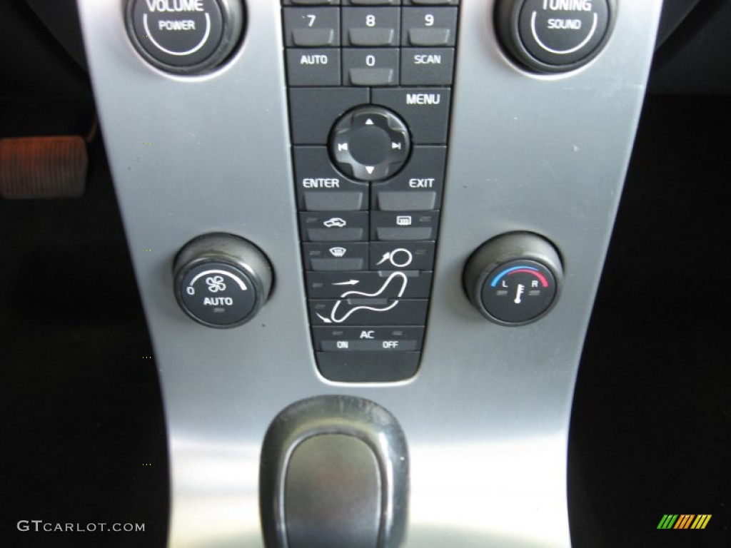 2005 Volvo V50 T5 Controls Photos