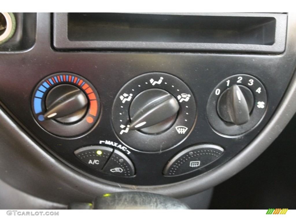 2001 Ford Focus SE Sedan Controls Photo #52240483