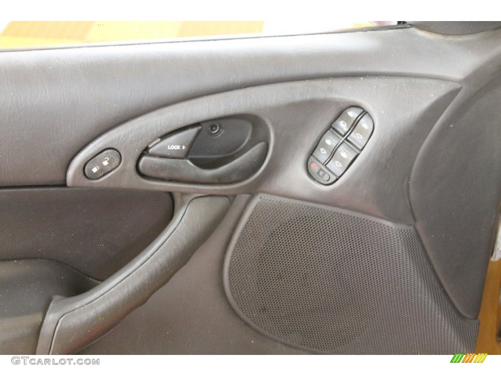 2001 Focus SE Sedan - Jackpot Gold Metallic / Dark Charcoal Black photo #10