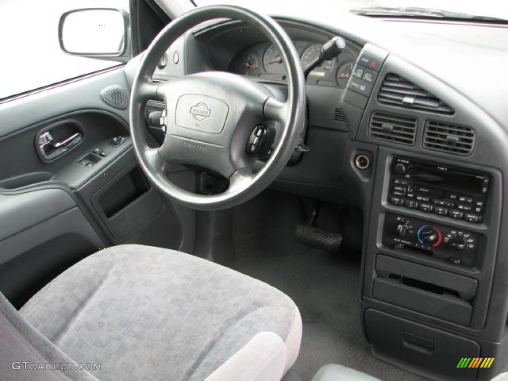 2002 Nissan Quest GXE Dashboard Photos