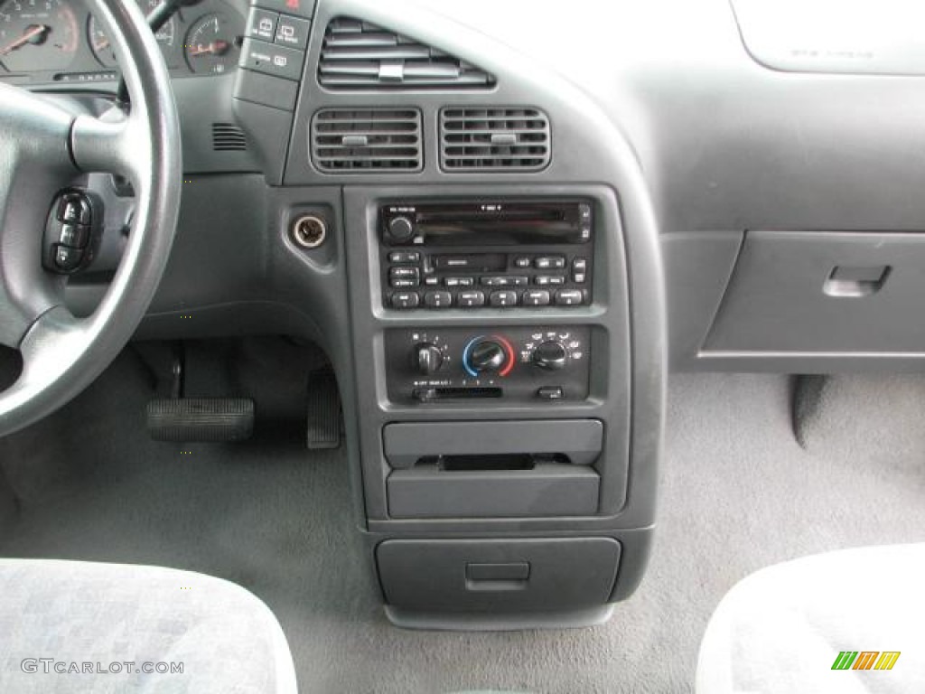 2002 Nissan Quest GXE Controls Photos