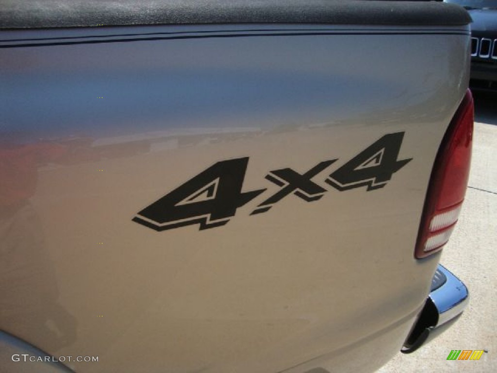 2004 Dakota SLT Quad Cab 4x4 - Light Almond Pearl Metallic / Taupe photo #32