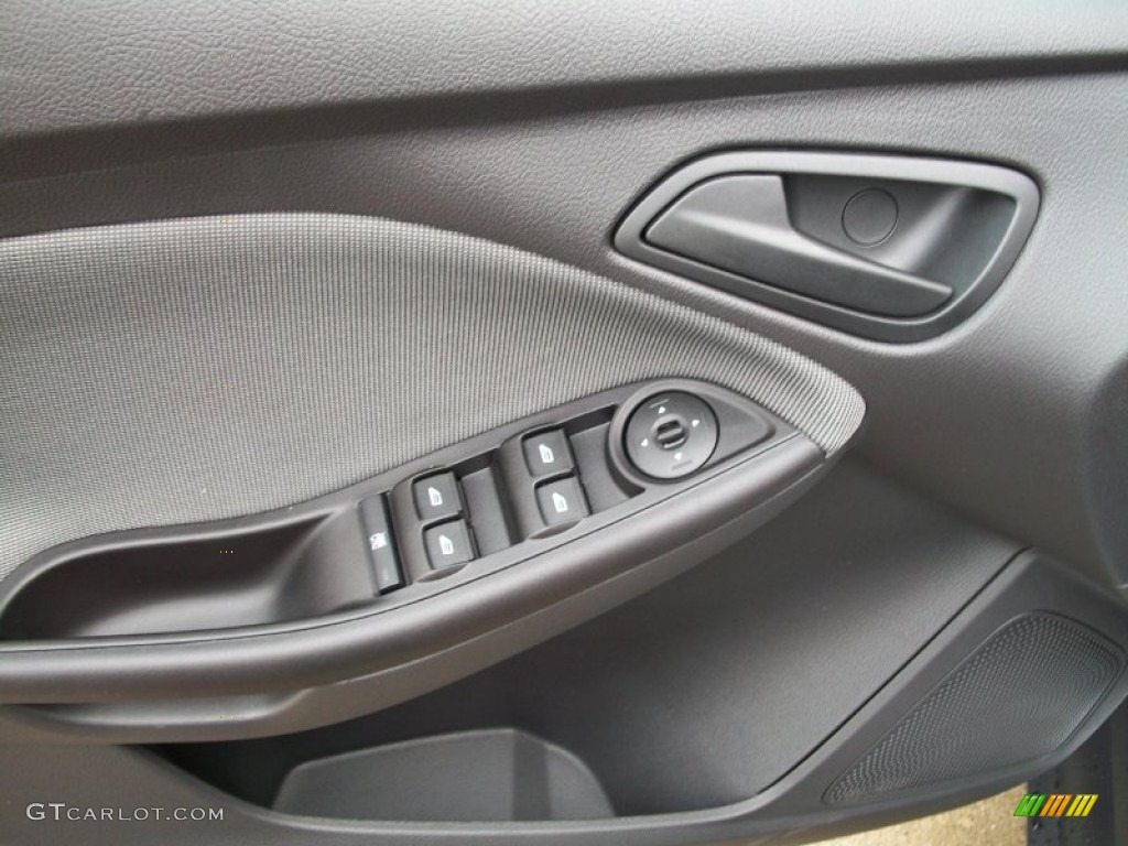 2012 Focus SE Sedan - Oxford White / Charcoal Black photo #11