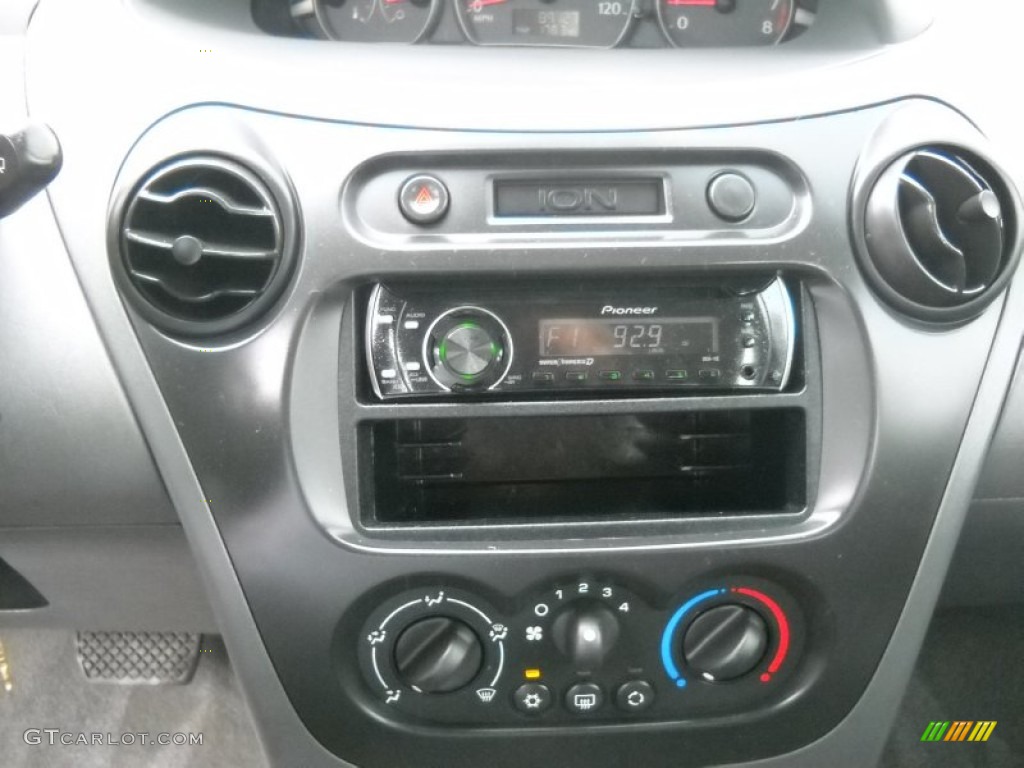 2004 Saturn ION 1 Sedan Controls Photo #52293113