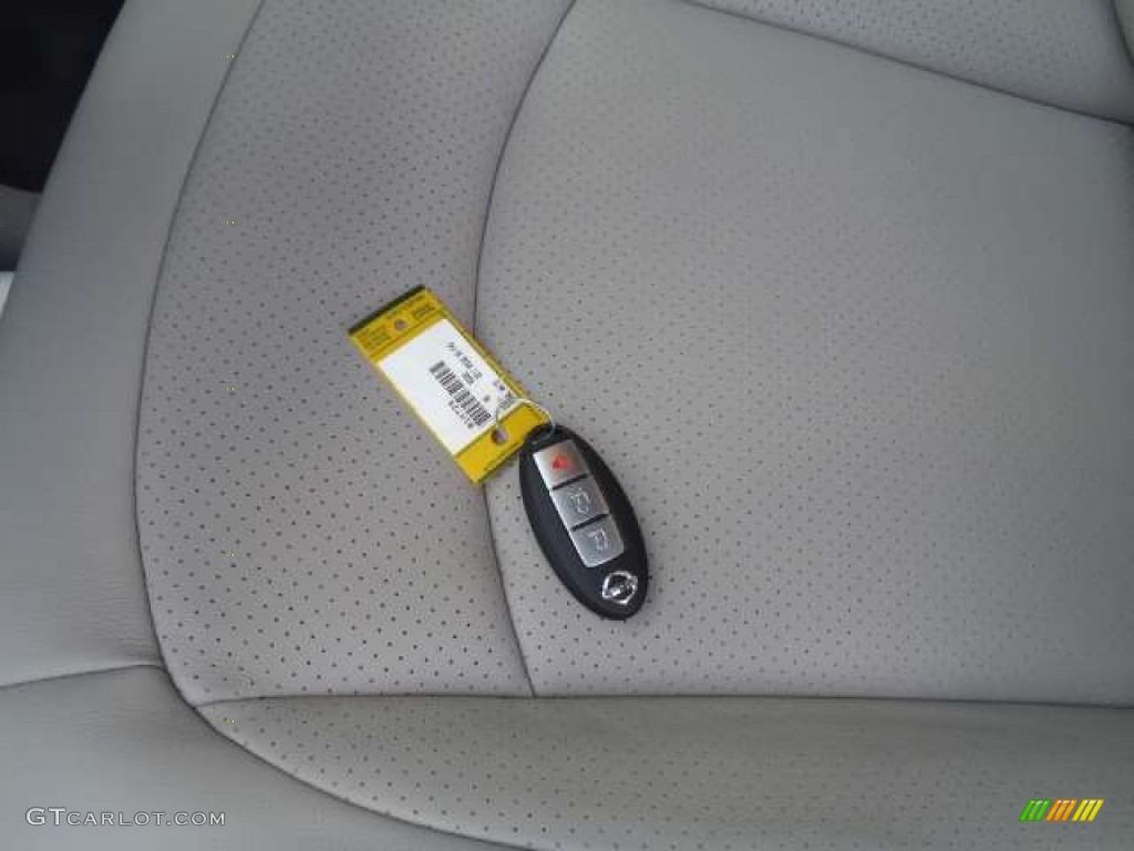 2011 Rogue SL - Pearl White / Gray photo #17