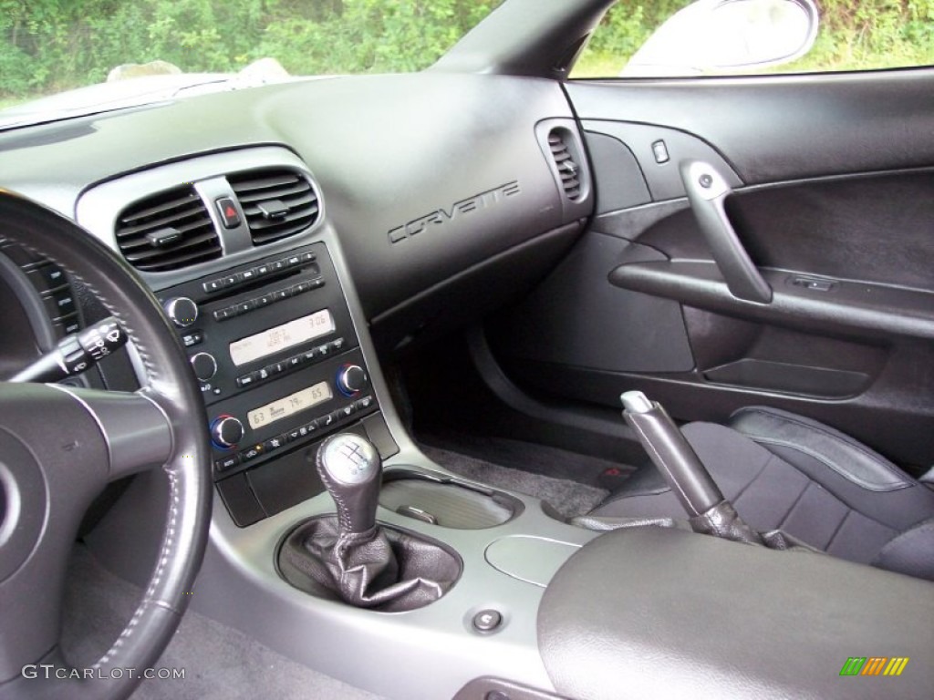 Ebony Black Interior 2006 Chevrolet Corvette Coupe Photo #52326684