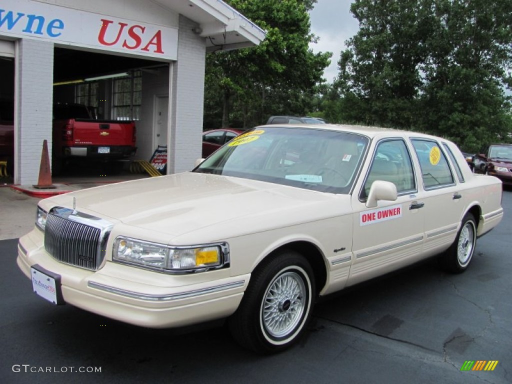 1997 Town Car Signature - Light Prairie Tan Metallic / Beige photo #1