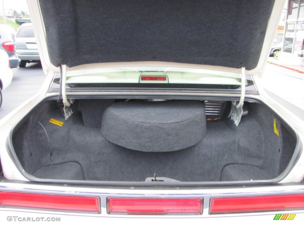 1997 Lincoln Town Car Signature Trunk Photo #52329408