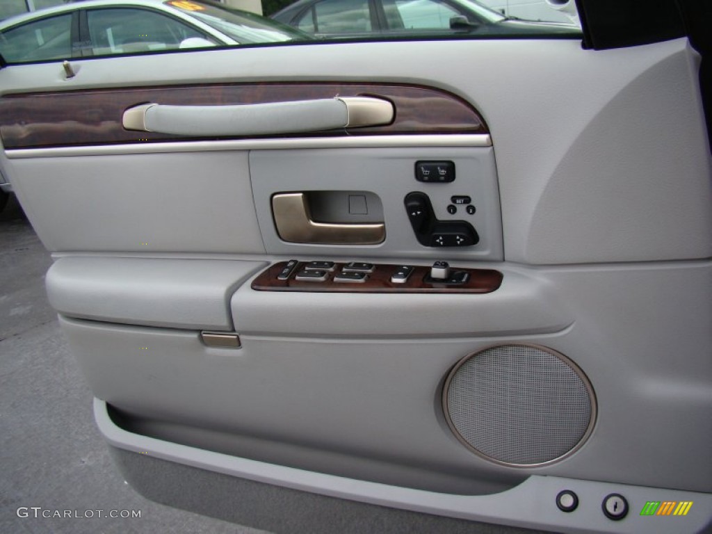 2007 Lincoln Town Car Signature Limited Dove Door Panel Photo #52331466