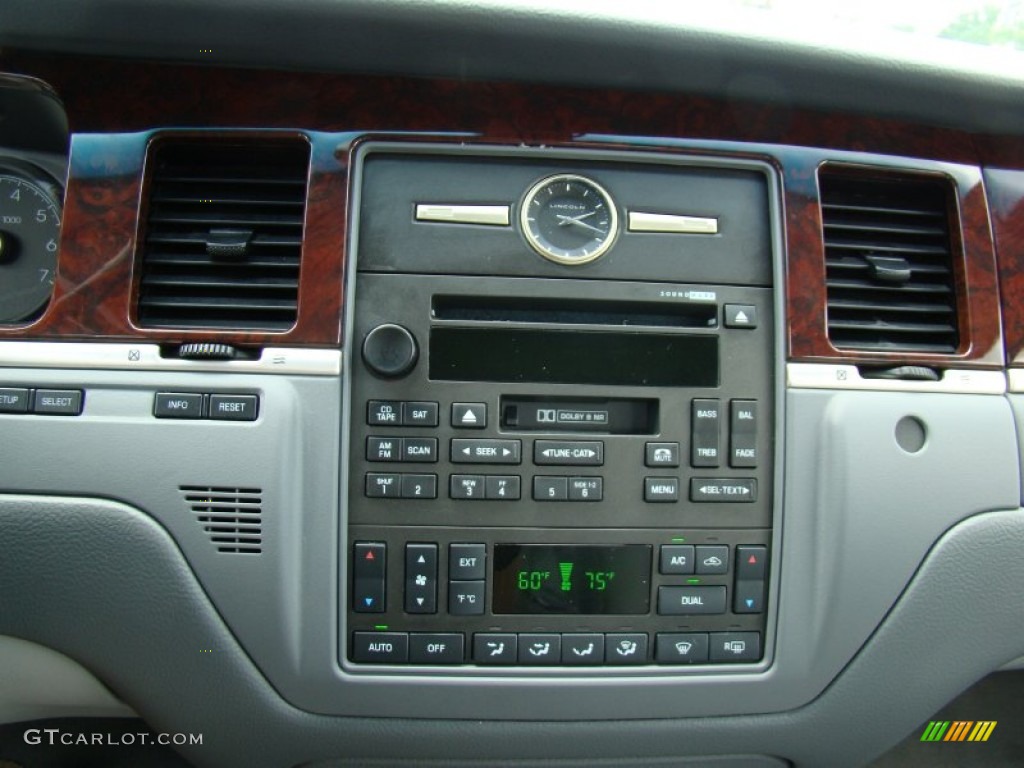 2007 Lincoln Town Car Signature Limited Controls Photo #52331493