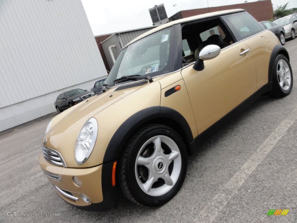 2005 Cooper Hardtop - Solid Gold Metallic / Cordoba Beige photo #2