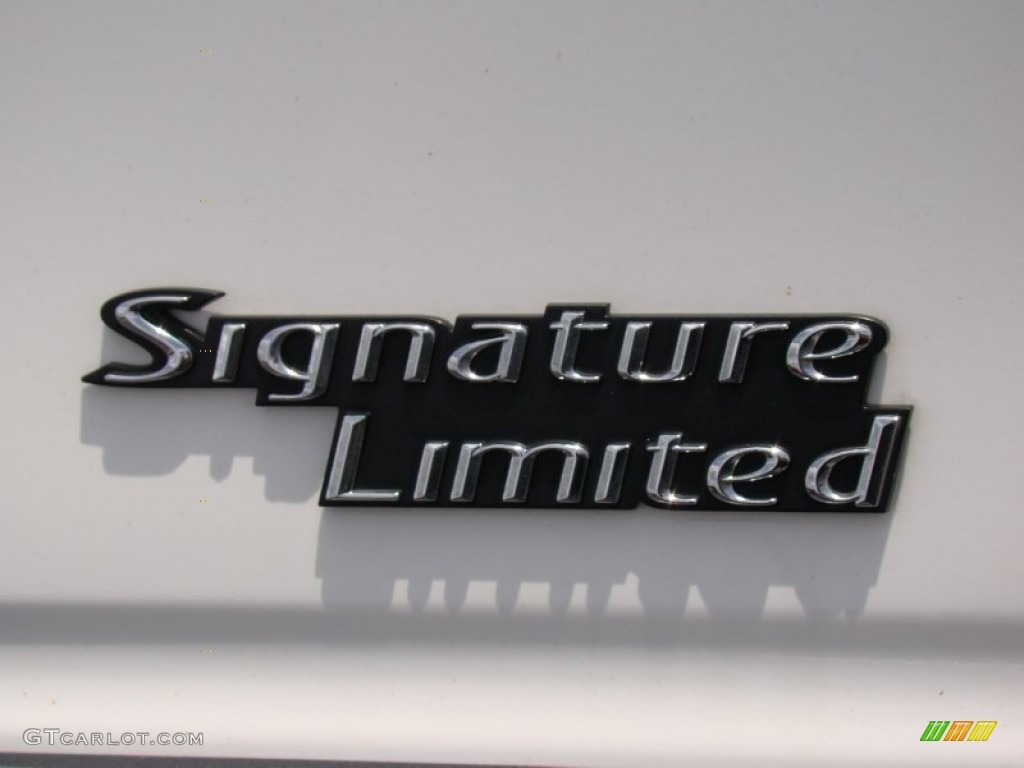 2007 Lincoln Town Car Signature Limited Marks and Logos Photos