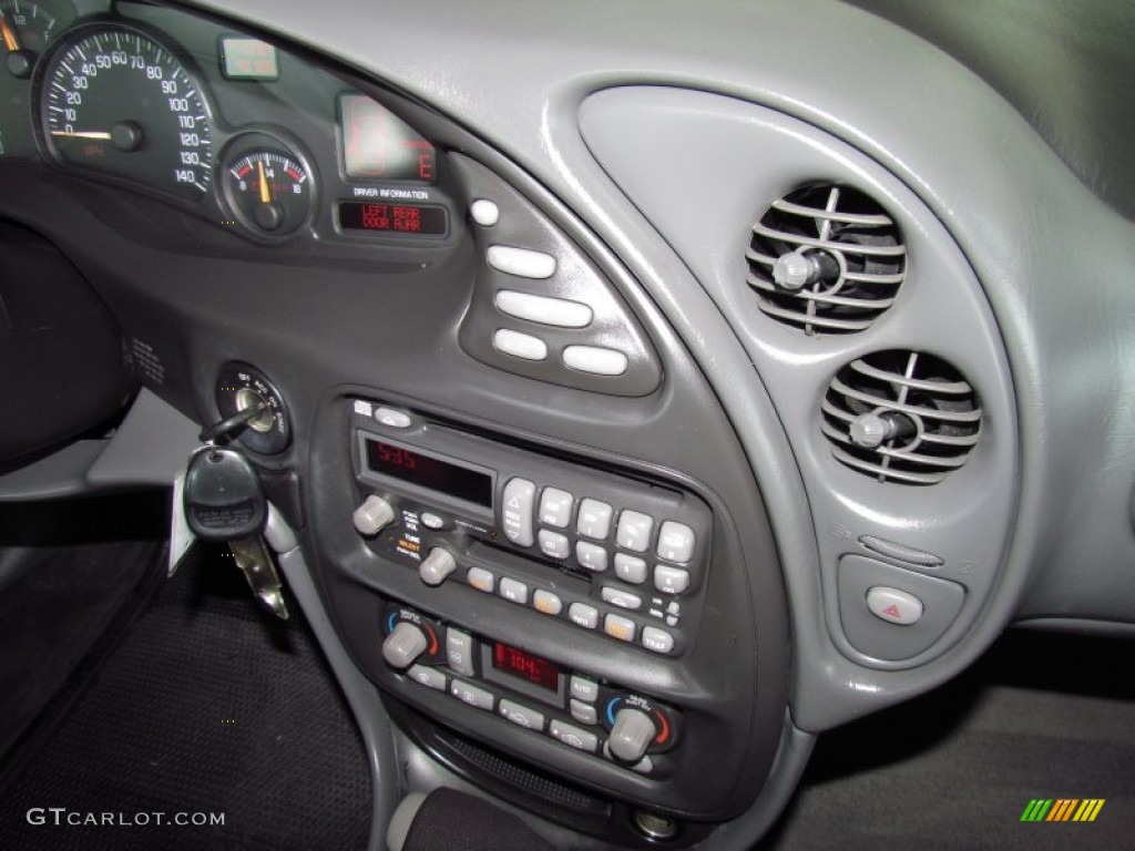 2001 Pontiac Bonneville SLE Controls Photos