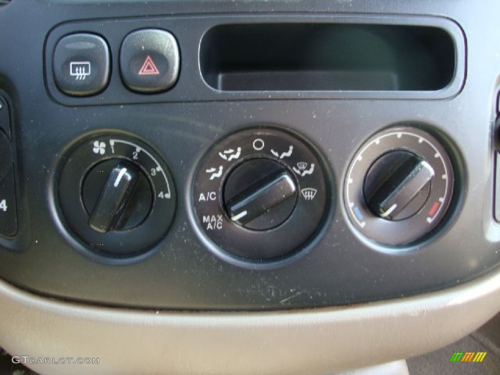 2001 Ford Escape XLS V6 4WD Controls Photo #52352397