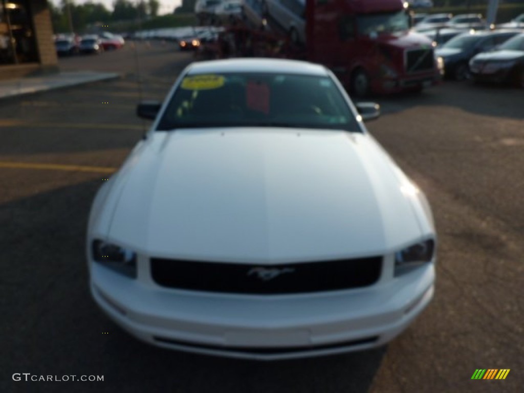 2005 Mustang V6 Deluxe Coupe - Performance White / Dark Charcoal photo #7