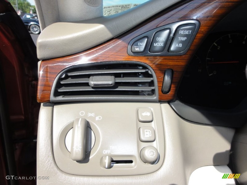 2001 Cadillac DeVille DHS Sedan Controls Photo #52368802