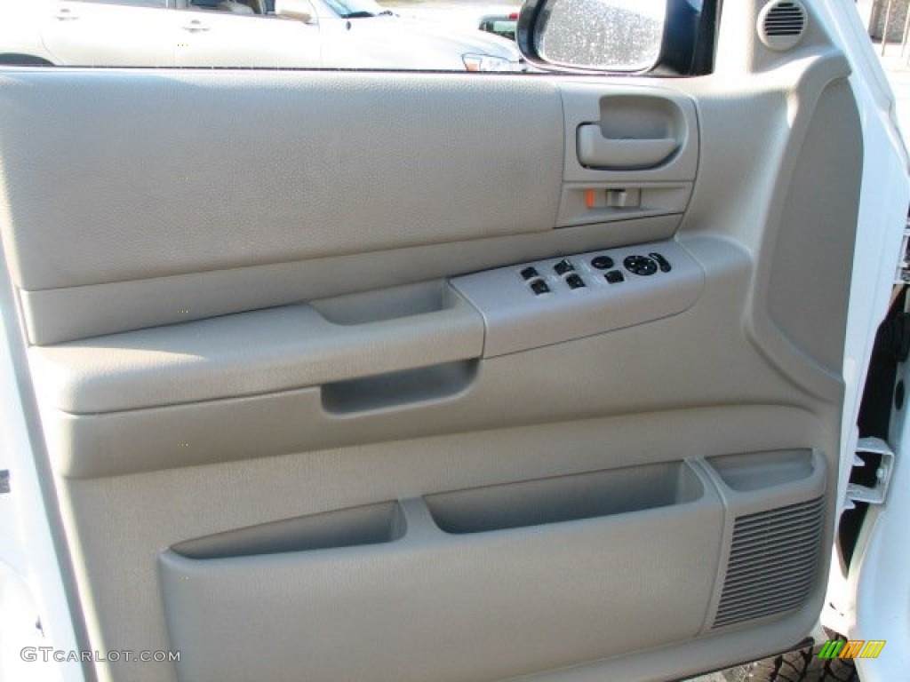 2002 Dakota SLT Quad Cab 4x4 - Bright White / Taupe photo #10