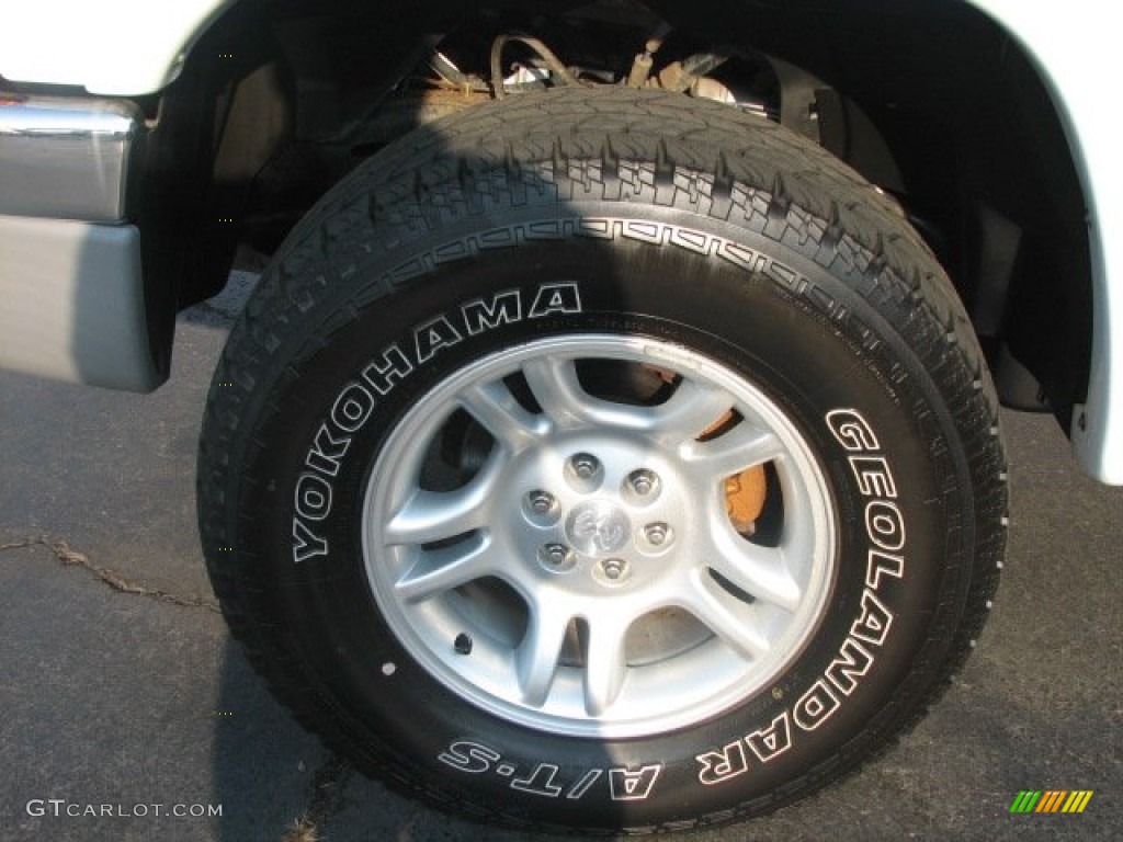 2002 Dakota SLT Quad Cab 4x4 - Bright White / Taupe photo #12