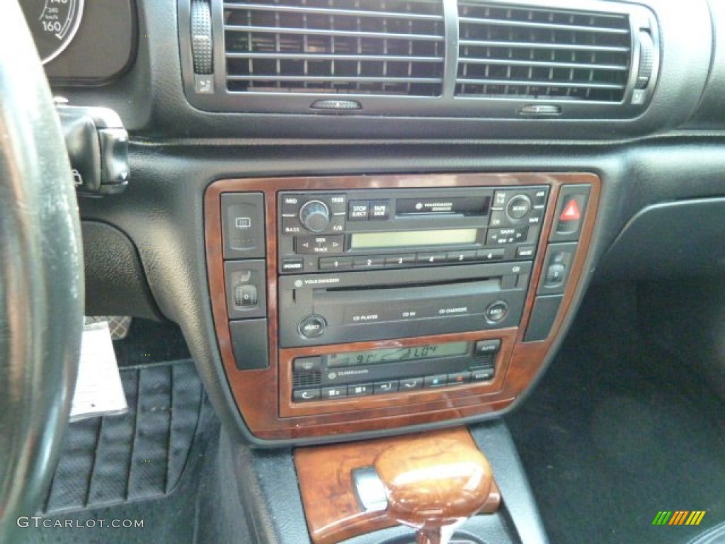 2002 Volkswagen Passat GLX 4Motion Wagon Controls Photo #52388536