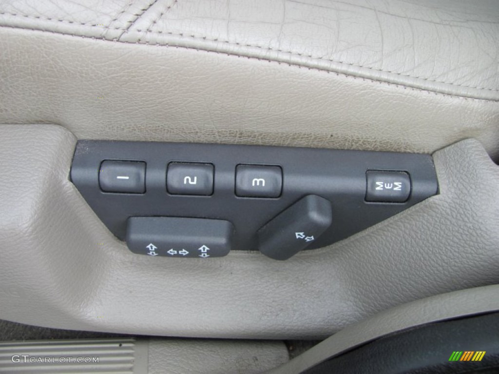 1999 Volvo V70 Wagon AWD Controls Photo #52388875