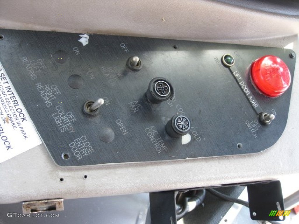 1999 Ford E Series Cutaway E450 Commercial Bus Controls Photo #52413816