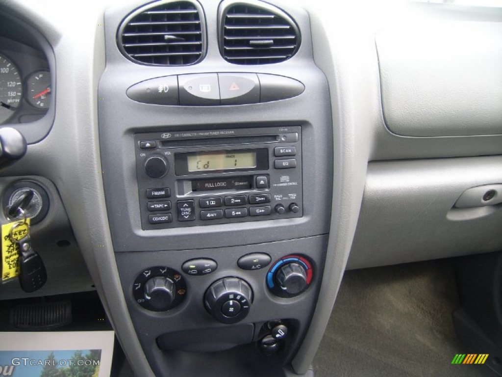 2002 Hyundai Santa Fe GLS Controls Photo #52418612