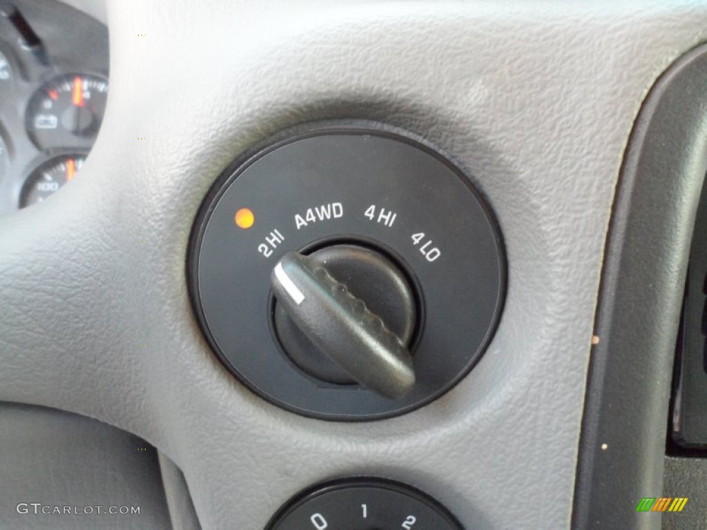 2005 TrailBlazer LS 4x4 - Silverstone Metallic / Light Gray photo #43